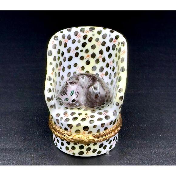 Other - Limoges France Peint Main Cat on Leopard Chair Trinket Box w/ Mouse Clasp Signed